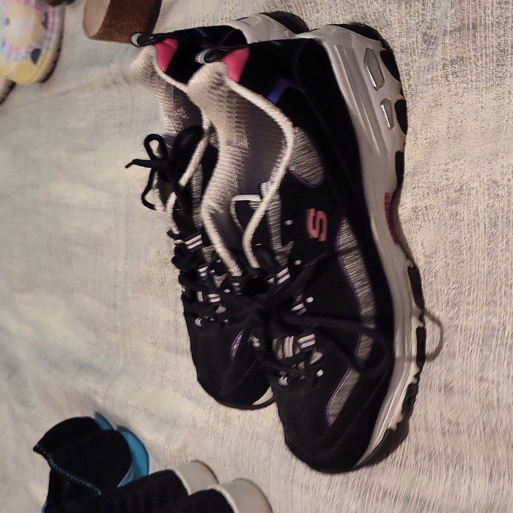 Tennis shoes